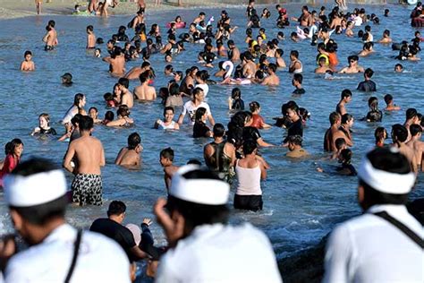 Banyu Pinaruh Ritual Penyucian Diri Umat Hindu Bali Usai Perayaan