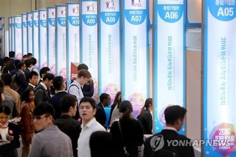 在韩外国留学生首破12万 中国人占近六成 Yonhap News Agency