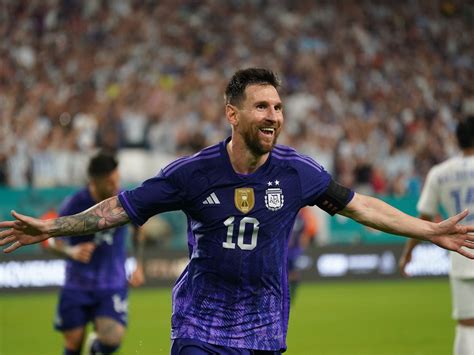 Argentina Vs Polonia El Estreno Mundialista De La Camiseta Violeta Y