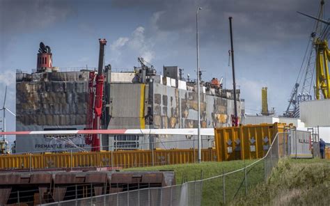 Te Gevaarlijk Om Autos Van Uitgebrand Schip Te Halen