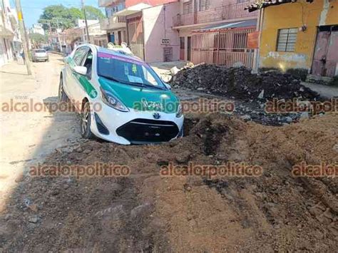 Taxi Cay En Zanja Abierta Por Obra Galer A Alcalorpolitico