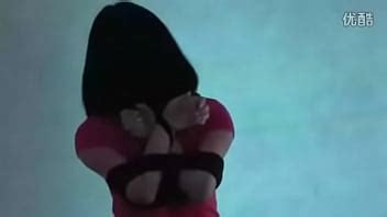 Chica con camiseta roja está atada XVIDEOS