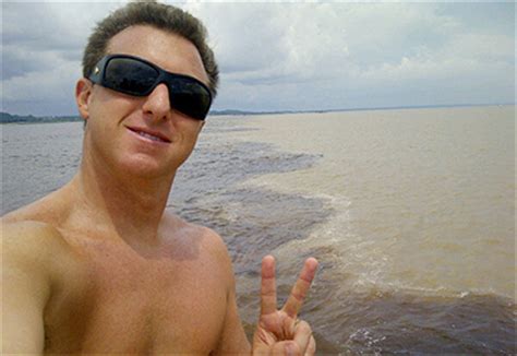 Sem Camisa E De Culos De Sol Luciano Huck Posta Foto No Amazonas