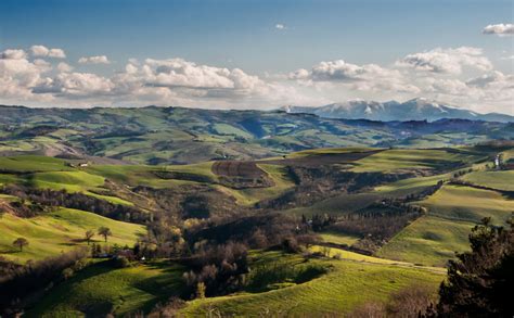 Vacanza Nelle Marche Alla Scoperta Delle Meraviglie Del Monte Catria