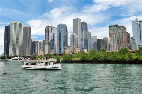 skyline  chicago illinois   naval pier  lake michigan