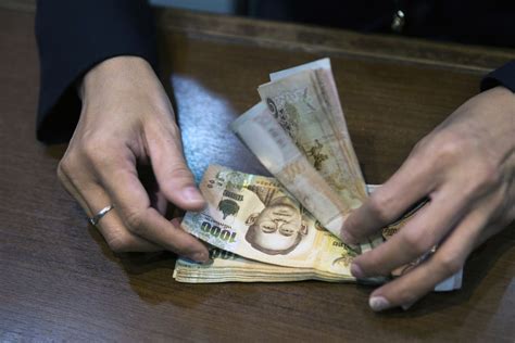 Tide Turns Against Top-Ranked Asian Currency as Growth Slows - Bloomberg