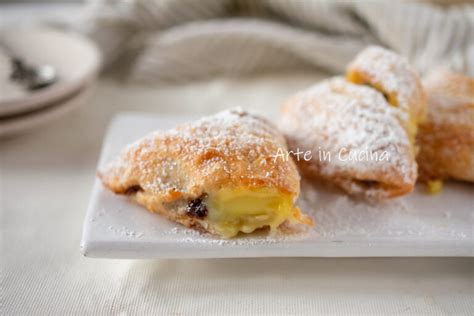 Sfogliatelle Alla Crema E Gocce Di Cioccolato Con Sfoglia