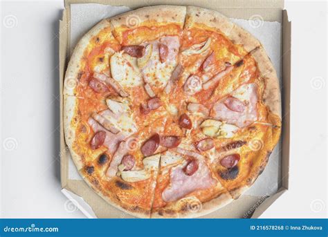 Pizza De Carne Italiana Deliciosa Sobre Branca Receita Tradicional