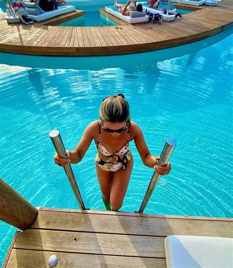 7 Hot Sexy Niamh Wilson Bikini Pics