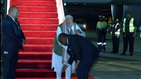 Papua New Guinea Pm Touches Pm Modis Feet On His Arrival Seeks Blessings