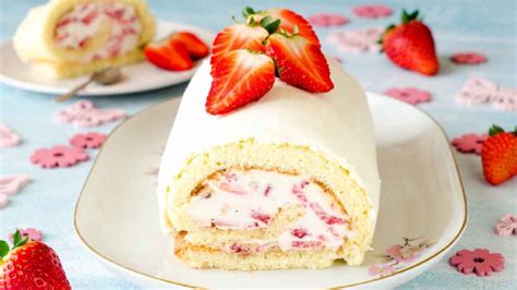 Roulé crémeux aux fraises et au mascarpone un dessert exquis et invitant