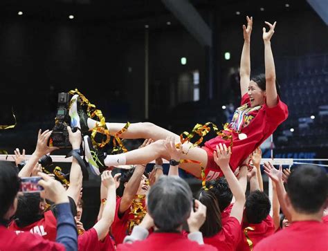 2季連続8度目の優勝を果たし、胴上げされるnec・古賀 ― スポニチ Sponichi Annex スポーツ