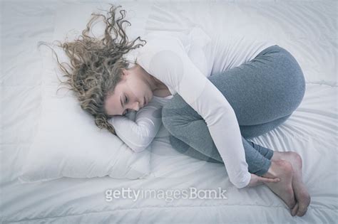 Woman curled up in bed 이미지 480655476 게티이미지뱅크