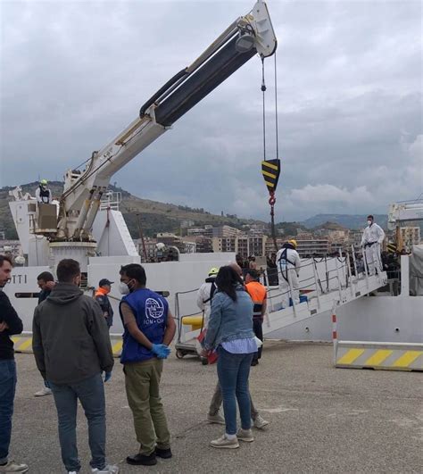 Reggio Calabria Arrivati Al Porto 500 Migranti Sbarco In Questi Minuti