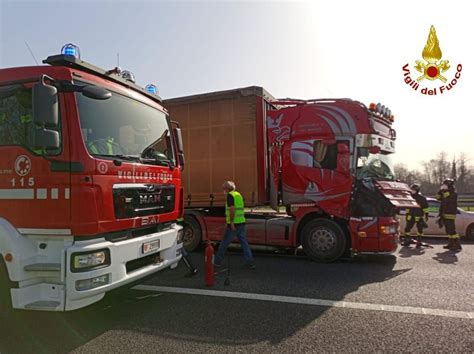 Carugate Incidente Tra Mezzi Pesanti In Tangenziale Intervengono I