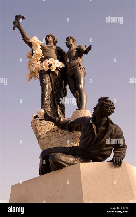 Martyrs Square statue, Downtown Beirut, Lebanon Stock Photo - Alamy