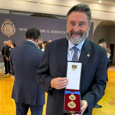 Decibeles Jesús López Honrado con la Medalla de Oro al Mérito en las