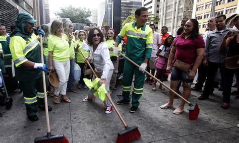 Doria Veste Uniforme De Gari Pela Segunda Vez E Varre Trecho Da