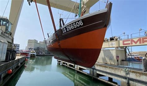 Aux Sables Dolonne Un Chalutier Class Monument Historique Reprend Le