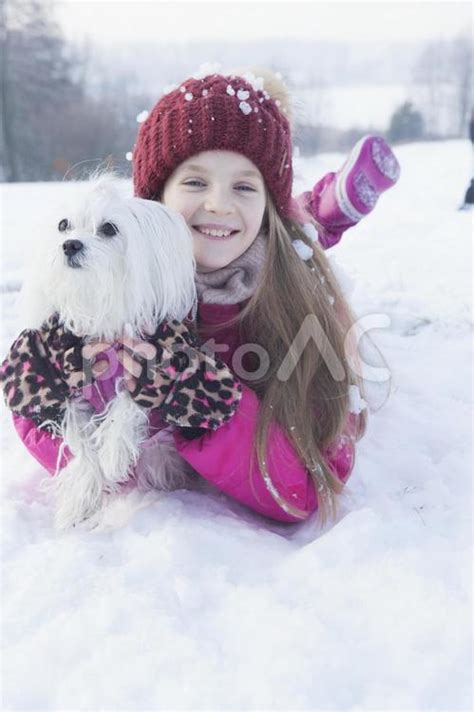 雪の上に寝転ぶ女の子と犬3 No 1003133｜写真素材なら「写真ac」無料（フリー）ダウンロードok