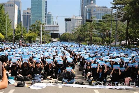 현장 눈물 속 50만 전국 교사들 총궐기 “학생·교육 지킬 테니 교사도 제발 지켜달라”