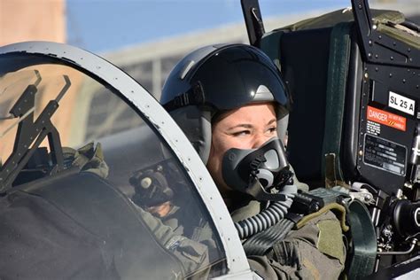 La Teniente Vier Primera Mujer Piloto De Combate En La Fuerza A Rea