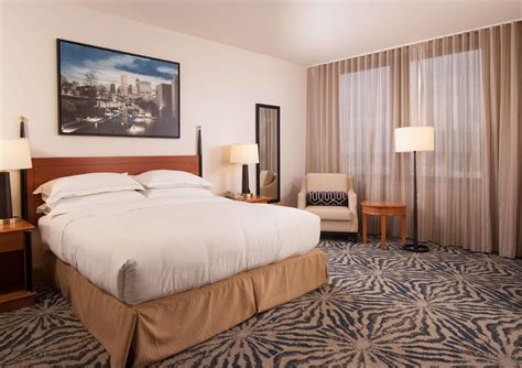 Hilton Indianapolis Hotel & Suites in Indianapolis (IN) - Room Deals, Photos & Reviews