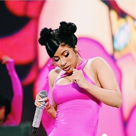 Cardi B faz história ao se tornar primeira rapper a conquistar o