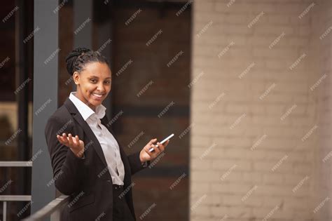 Femme Daffaires Afro Américaine En Tenue De Bureau Souriante A Lair Confiante Et Heureuse