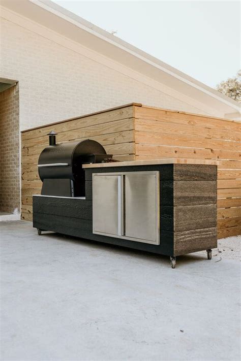 An Outdoor Kitchen Is Built Into The Side Of A Building