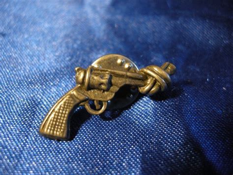 Pin Non violence pistol Revolver med knut av Köp på Tradera