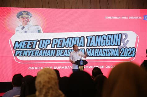 Wali Kota Eri Cahyadi Serahkan Beasiswa Kepada Mahasiswa