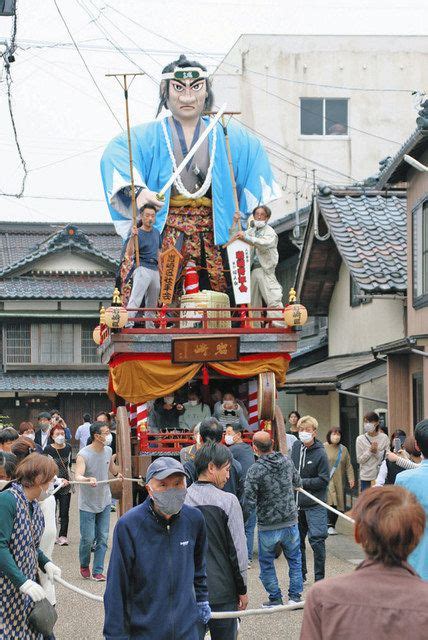 自慢の武者人形山車が渡り初め 三国祭開幕を前に6基巡行：中日新聞web