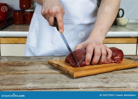 Carne De Cerdo Del Corte Del Carnicero En Cocina Imagen De Archivo