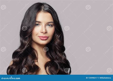 Femme Mignonne Avec Les Cheveux Sains La Peau Parfaite Et Le