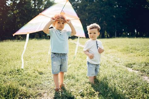 Mignon Petit Enfant Dans Un Champ D T Avec Un Cerf Volant Photo