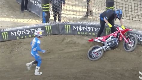 JETT LAWRENCE’S ‘FUNNY’ CRASH VIDEO // 2023 SAN DIEGO SUPERCROSS