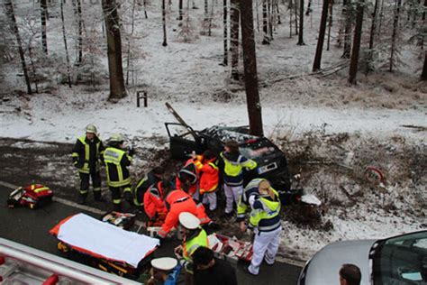 Feldafing 23 Jähriger prallt mit Auto gegen Baum