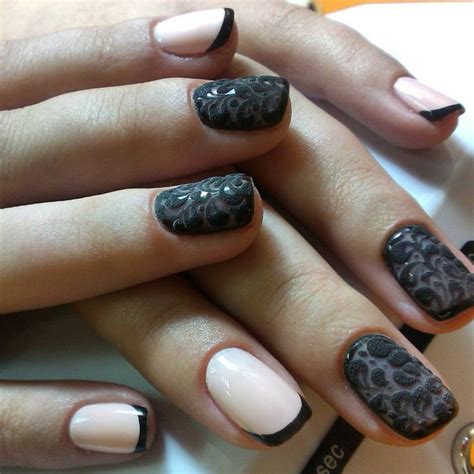 Elagantes Nageldesign Nude French Schwarze Spitze Blumen Sugar Nails Nageldesign Bilder