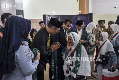 Jamaah Calon Haji Majalengka Terbang Perdana Dari Bandara Kertajati Ke