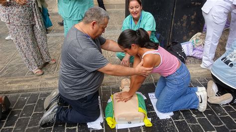 Profesionales del Hospital Dr Negrín enseñan cómo hacer una