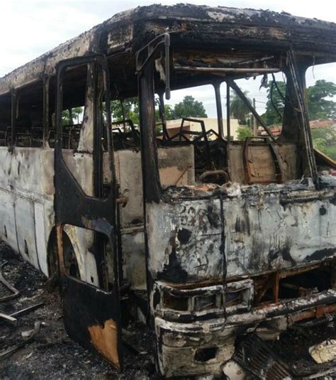 G1 Ônibus fica completamente destruído após pegar fogo em Poxoréu MT