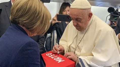 El Papa firma la camiseta del pequeño Mateo el niño asesinado en