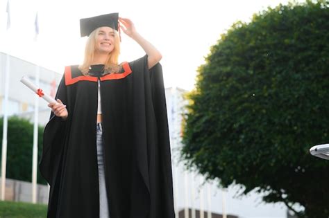 Retrato de una mujer feliz en el día de su graduación en la universidad