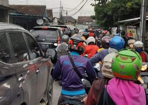 Jalan Pantura Juwana Rembang Mengalami Kemacetan Total