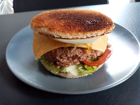 Burger de bœuf oignons caramélisés et sauce cocktail de Cyril Lignac