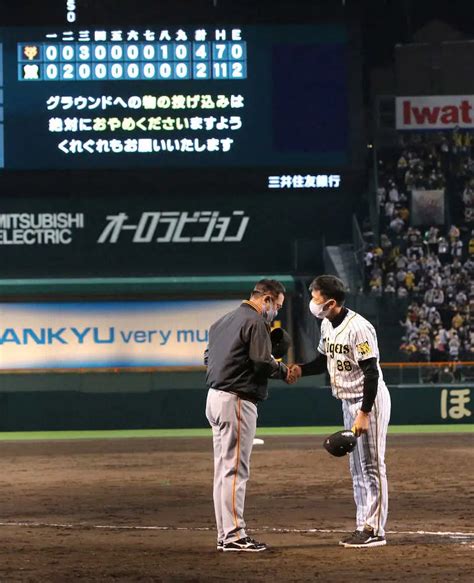 セcsファーストs＜神・巨（2）＞試合後、原監督（左）と握手をする矢野監督（撮影・坂田 高浩） ― スポニチ Sponichi Annex 野球