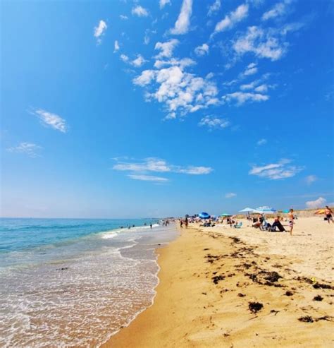 28 Rhode Island Beaches to Visit in 2024 (Insider Guide)