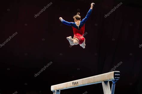 Mujer Gimnasta Ejercicio Split Salto En Equilibrio Viga Sobre Fondo