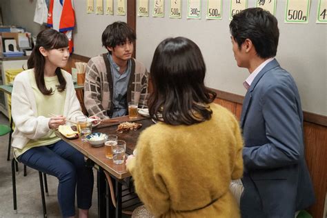 連続テレビ小説「舞いあがれ！」第82話。『うめづ』にて。八神蓮太郎（中川大輔・右）の話を聞く（左から）岩倉舞（福原遥）と梅津貴司（赤楚衛二